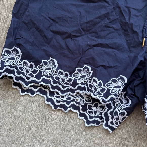 draper james navy blue & white floral trim casual flowy shorts🤍 - Picture 5 of 6